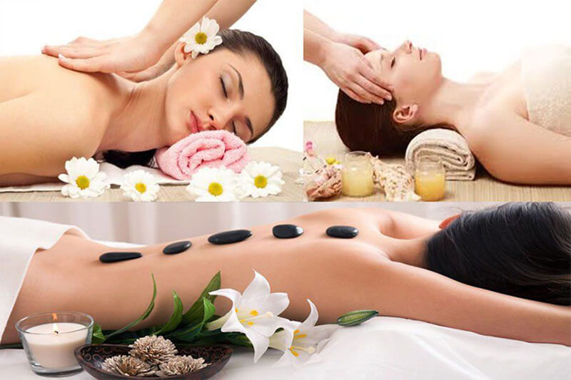 Kỹ thuật viên ghi chép thông tin và trò chuyện cùng khách hàng trước khi massage.