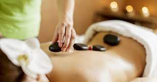 Kỹ thuật viên massage đang thực hiện liệu trình vai gáy tại phòng khách sạn ở Nha Trang